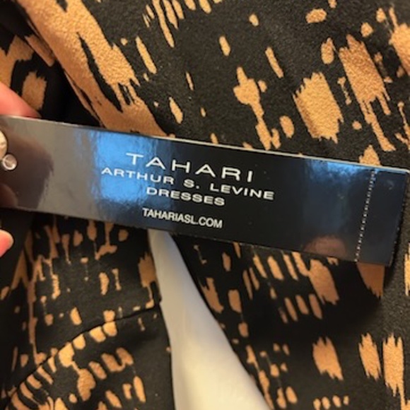 Tahari Ruched Sheath Dress – Size 8 NWT - Picture 6 of 9